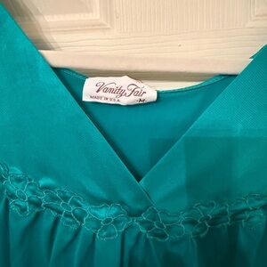 VANITY FAIR NIGHTIE/SLIP CIRCA 1990S IN PERFECT CONDITON

EMERALD GREEN-SZE MED